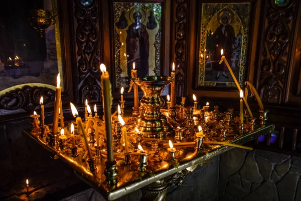 Burning candles on a stand near the icons in the chapel. — Stock Photo, Image