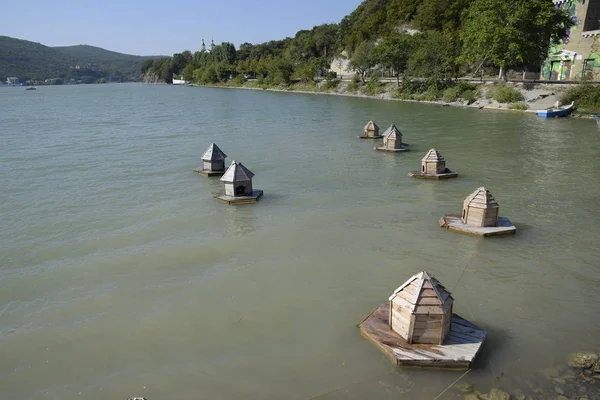 Casas para patos no lago. A tratar dos patos. Ninhos feitos pelo homem para patos cinzentos — Fotografia de Stock