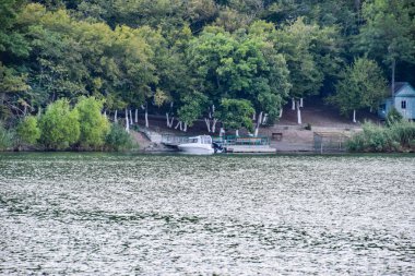 Kulübemde resmi Gölü kıyısındaki Abrau üzerinde. Göl kıyısında evi