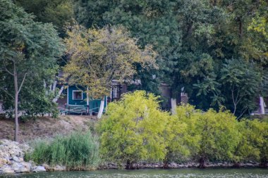 Kulübemde resmi Gölü kıyısındaki Abrau üzerinde. Göl kıyısında evi
