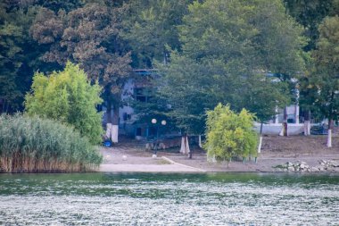 Kulübemde resmi Gölü kıyısındaki Abrau üzerinde. Göl kıyısında evi