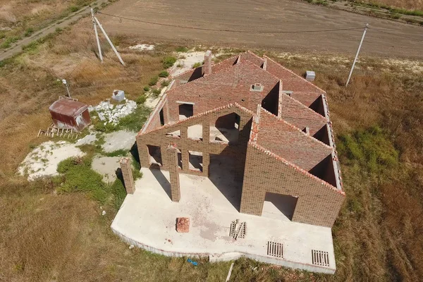 La casa está construida de ladrillo rojo. Las paredes de la casa son una vista superior —  Fotos de Stock