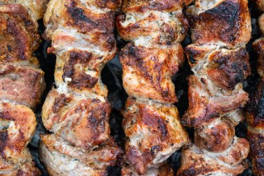 Domuz etinin bir şiş bir mangal üzerinde kızartma. Dönüm etin kömürlerin üzerine. İştah açıcı şiş kebap. Lezzetli Barbekü.