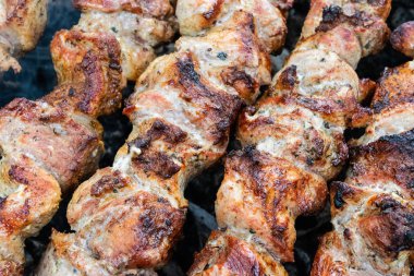 Domuz etinin bir şiş bir mangal üzerinde kızartma. Dönüm etin kömürlerin üzerine. İştah açıcı şiş kebap. Lezzetli Barbekü.
