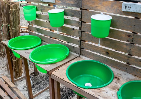 Zielona Umywalka Podwórku Ręka Umywalka — Zdjęcie stockowe