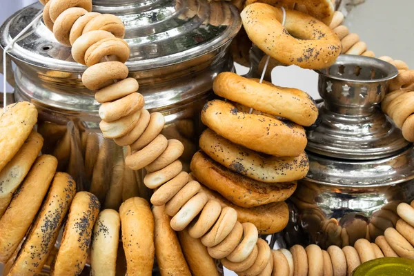 Un paquet de bagels sur un samovar — Photo