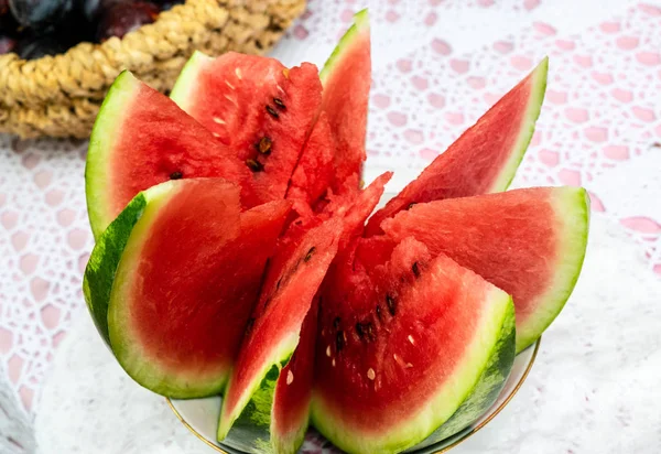 Skär vattenmelon på bordet. Mogen vattenmelon. — Stockfoto