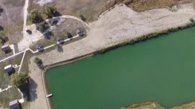 Balık tutmak için yapay bir göl. Göldeki balıkçılar için bir köprü. Gölde balık