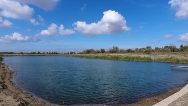 Ein künstlicher See zum Angeln. Eine Brücke für die Fischer am See. Angeln im See. — Stockvideo
