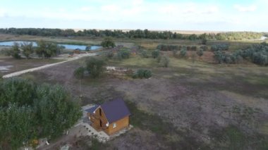 Dinlenme temelinde evler. Turistler ve avcılar için evler