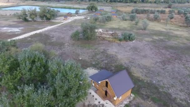 Casas sobre la base del descanso. Casas para turistas y cazadores — Vídeos de Stock