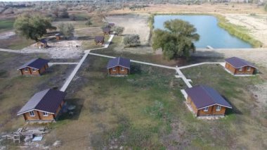 Dinlenme temelinde evler. Turistler ve avcılar için evler