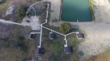 Dinlenme temelinde evler. Turistler ve avcılar için evler