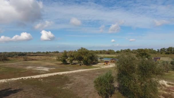 Widok z góry centrum rekreacji nad rzeką — Wideo stockowe