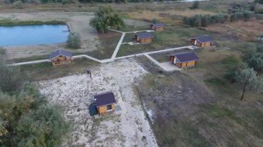 Dinlenme temelinde evler. Turistler ve avcılar için evler