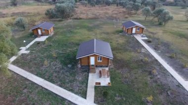 Dinlenme temelinde evler. Turistler ve avcılar için evler