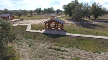 Dinlenme temelinde evler. Turistler ve avcılar için evler