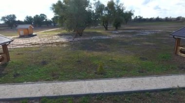 Dinlenme temelinde evler. Turistler ve avcılar için evler