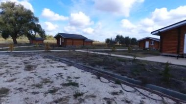 Dinlenme temelinde evler. Turistler ve avcılar için evler