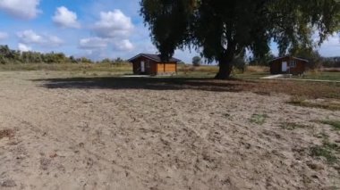 Dinlenme temelinde evler. Turistler ve avcılar için evler