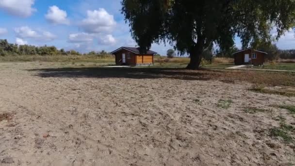 Casas sobre la base del descanso. Casas para turistas y cazadores — Vídeo de stock