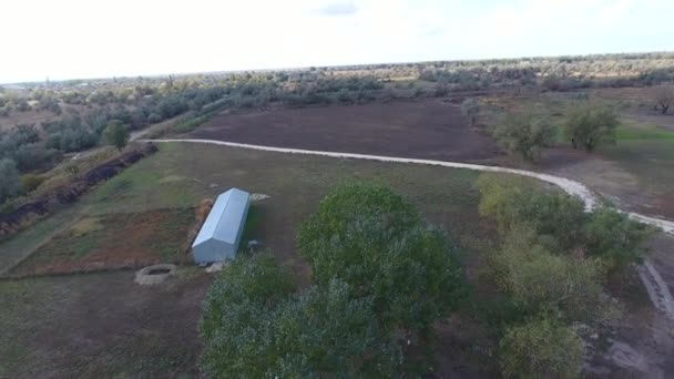 Centro recreativo de caza. casas y hangar para cazadores. Lago para pescadores — Vídeo de stock