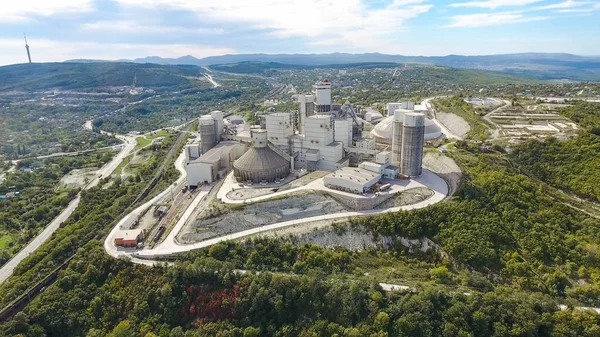 Verkhnebakansky çimento fabrikası, üstten görünüm. Fabrika üretim ve çimento inşaat hazırlık için. Çimento Sanayii.