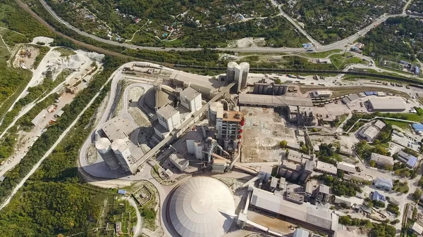 Fábrica para la producción y preparación de cemento de construcción. Industria del cemento . — Foto de Stock