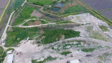 yığın-in çöp ve tedavi imkanları ile çöplüğü. Köyün dışında çöp depolama.