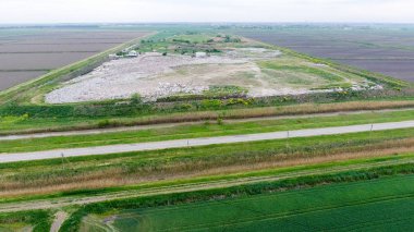 yığın-in çöp ve tedavi imkanları ile çöplüğü. Köyün dışında çöp depolama.
