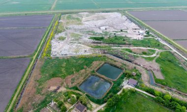 yığın-in çöp ve tedavi imkanları ile çöplüğü. Köyün dışında çöp depolama.