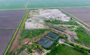 yığın-in çöp ve tedavi imkanları ile çöplüğü. Köyün dışında çöp depolama.
