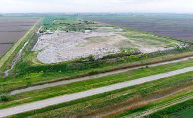 yığın-in çöp ve tedavi imkanları ile çöplüğü. Köyün dışında çöp depolama.