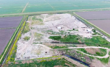 yığın-in çöp ve tedavi imkanları ile çöplüğü. Köyün dışında çöp depolama.