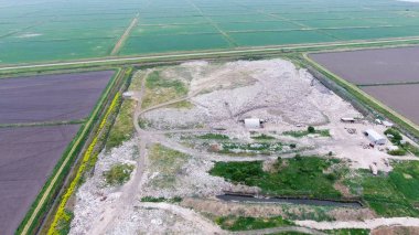 yığın-in çöp ve tedavi imkanları ile çöplüğü. Köyün dışında çöp depolama.