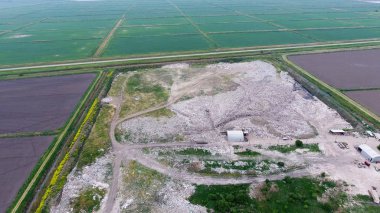 yığın-in çöp ve tedavi imkanları ile çöplüğü. Köyün dışında çöp depolama.