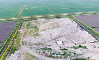 yığın-in çöp ve tedavi imkanları ile çöplüğü. Köyün dışında çöp depolama.