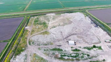 yığın-in çöp ve tedavi imkanları ile çöplüğü. Köyün dışında çöp depolama.