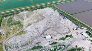 yığın-in çöp ve tedavi imkanları ile çöplüğü. Köyün dışında çöp depolama.