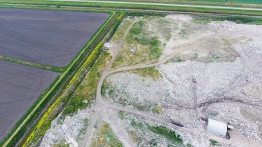 yığın-in çöp ve tedavi imkanları ile çöplüğü. Köyün dışında çöp depolama.