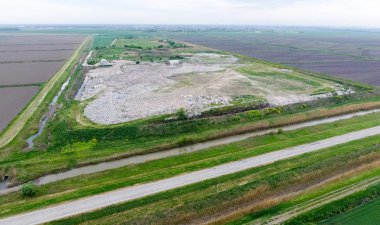 yığın-in çöp ve tedavi imkanları ile çöplüğü. Köyün dışında çöp depolama.