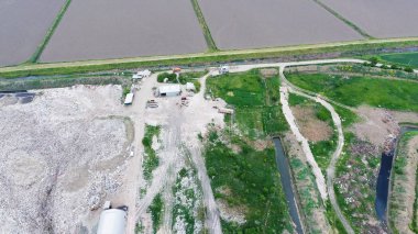 yığın-in çöp ve tedavi imkanları ile çöplüğü. Köyün dışında çöp depolama.