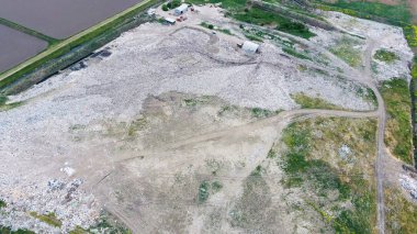 yığın-in çöp ve tedavi imkanları ile çöplüğü. Köyün dışında çöp depolama