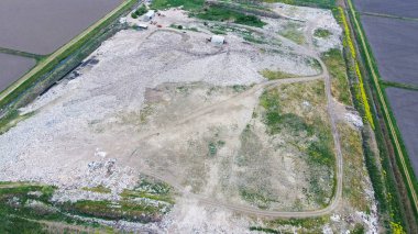 yığın-in çöp ve tedavi imkanları ile çöplüğü. Köyün dışında çöp depolama