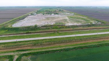 yığın-in çöp ve tedavi imkanları ile çöplüğü. Köyün dışında çöp depolama