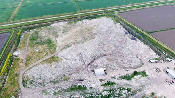 yığın-in çöp ve tedavi imkanları ile çöplüğü. Köyün dışında çöp depolama.