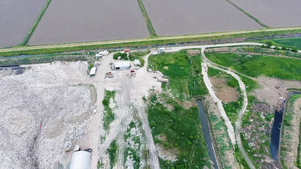 yığın-in çöp ve tedavi imkanları ile çöplüğü. Köyün dışında çöp depolama.