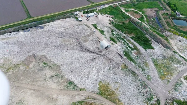 yığın-in çöp ve tedavi imkanları ile çöplüğü. Köyün dışında çöp depolama.