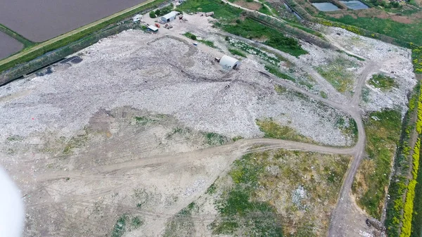 yığın-in çöp ve tedavi imkanları ile çöplüğü. Köyün dışında çöp depolama