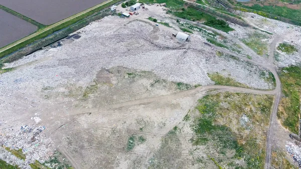 yığın-in çöp ve tedavi imkanları ile çöplüğü. Köyün dışında çöp depolama